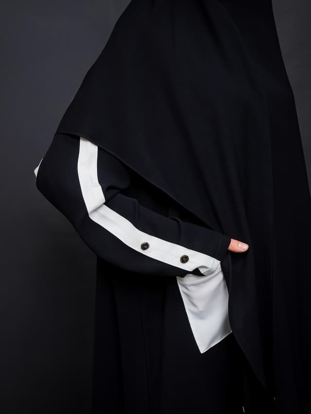 Embrace Abaya - Black White
